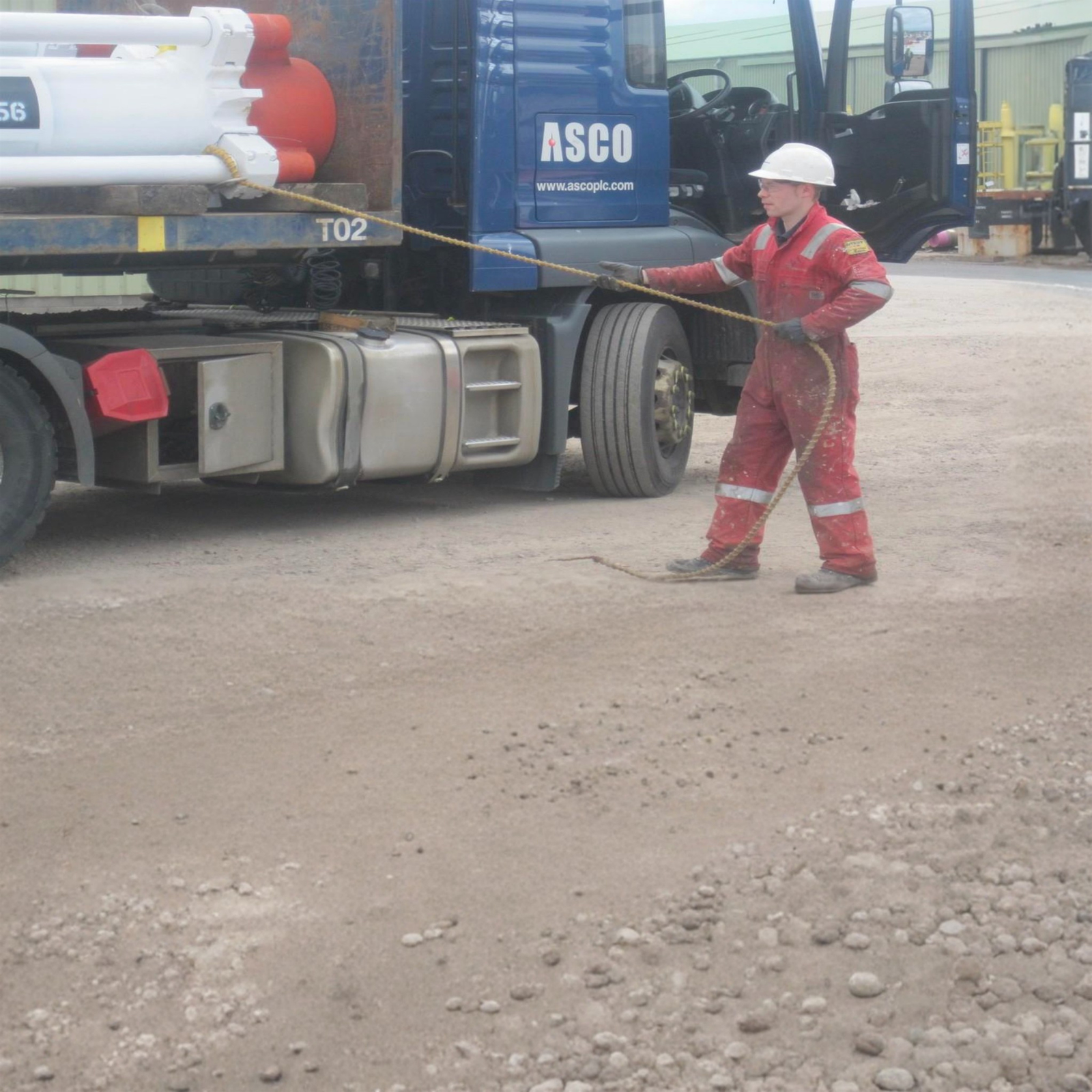 Worker controlling a suspended load with a PSC LoadGuider anti-tangle tagline